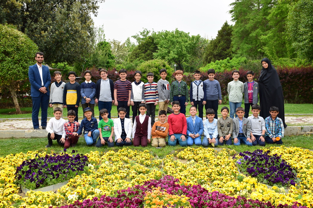 عكس پايان سال دانش آموزان پايه سوم در باغ گلها