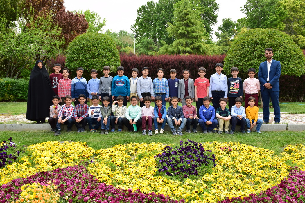 عكس پايان سال دانش آموزان پايه سوم در باغ گلها