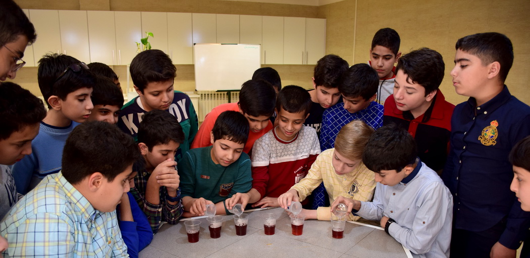 آزمايش تاثير جوهر نمك ، سركه و آب بر روي سنگ مرمر