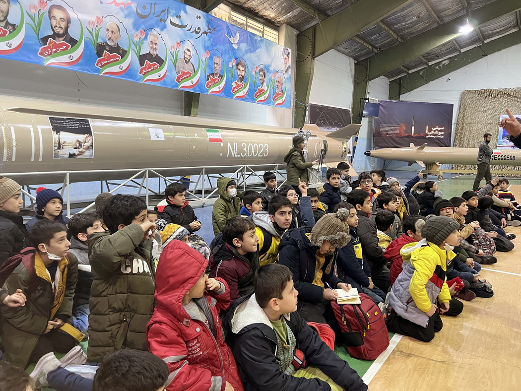 بازدید دانش آموزان دوره دوم از نمایشگاه هوا فضا