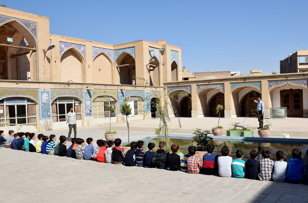 بازدید دانش آموزان پایه اول از مسجد رحیم خان