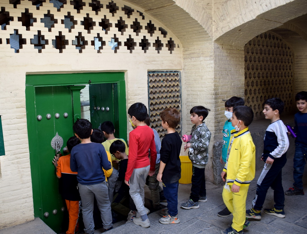بازدید دانش آموزان پایه اول از مسجد رحیم خان