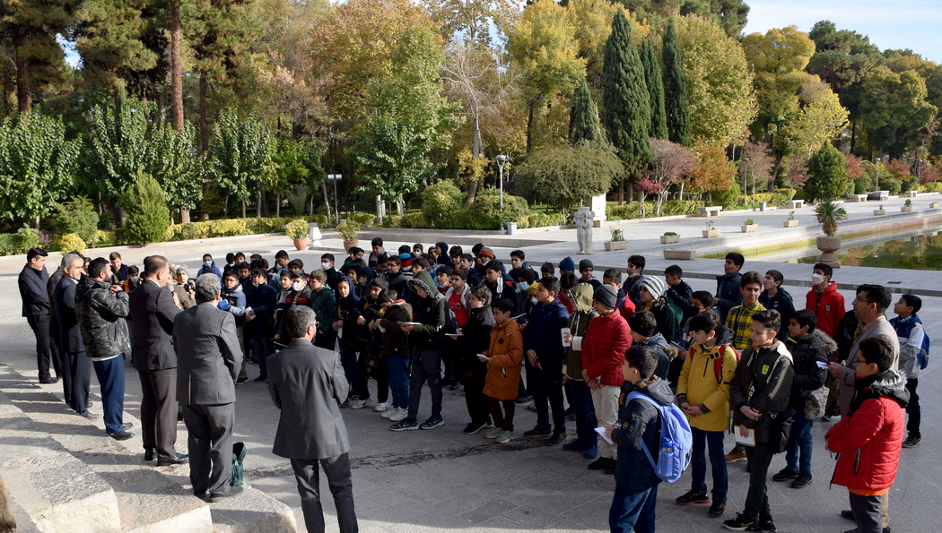 اصفهان گردی پایه ششم بازدید از کاخ چهلستون