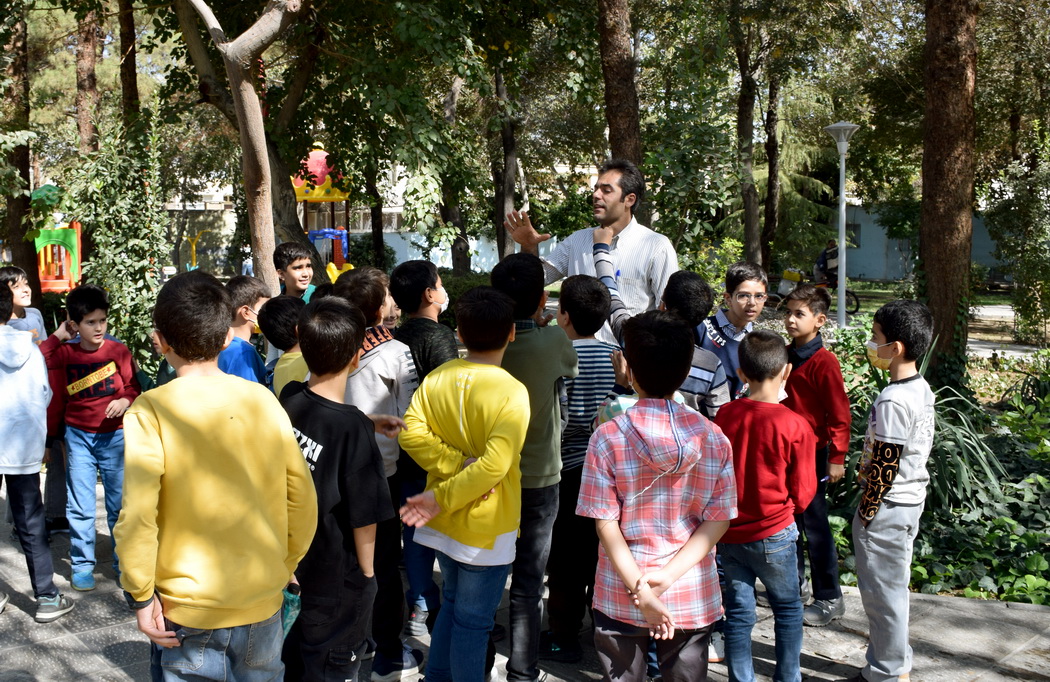 بازدید دانش آموزان پایه چهارم از بازار و مسجد محله