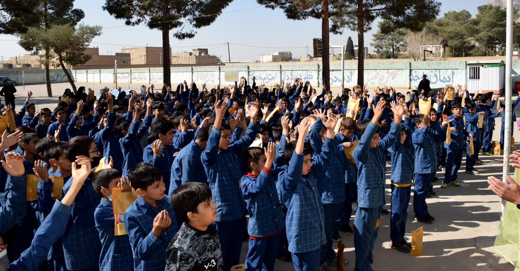 هدیه دانش آموزان سادات به مدارس دیگر به مناسبت میلاد پیامبر (ص)
