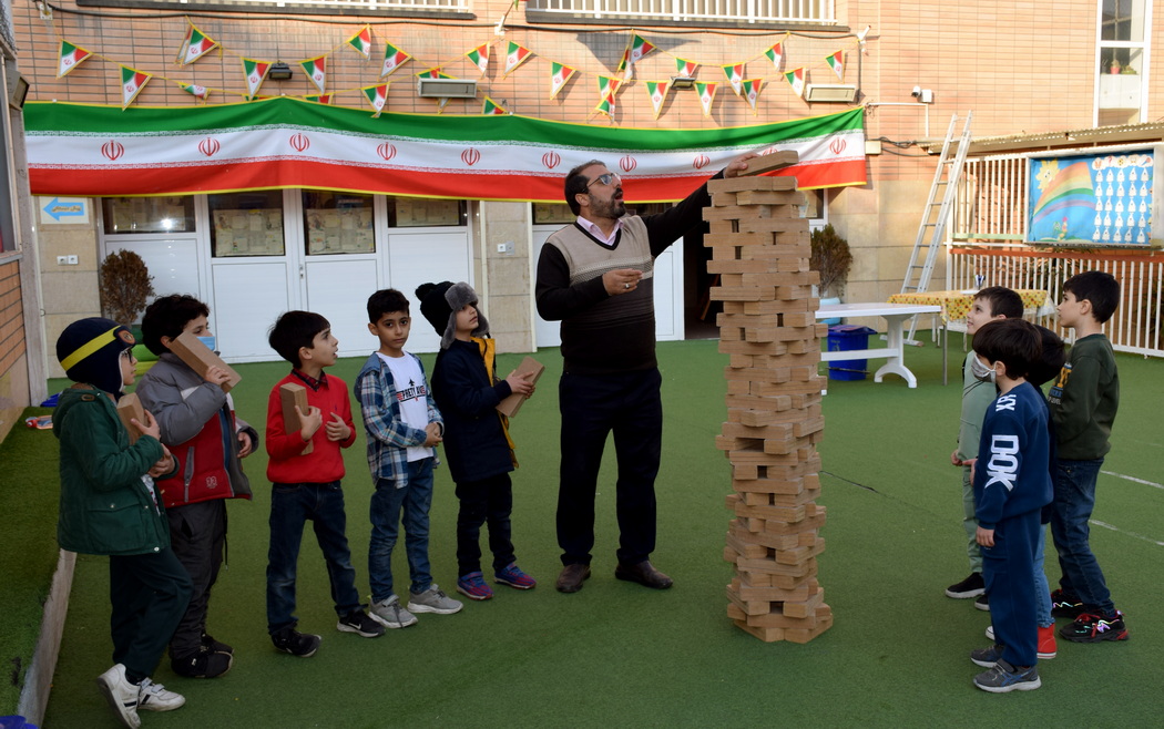 مادرانه پایه اول (عصری در مدرسه دانش آموزان پایه اول به همراه مادرانشان)