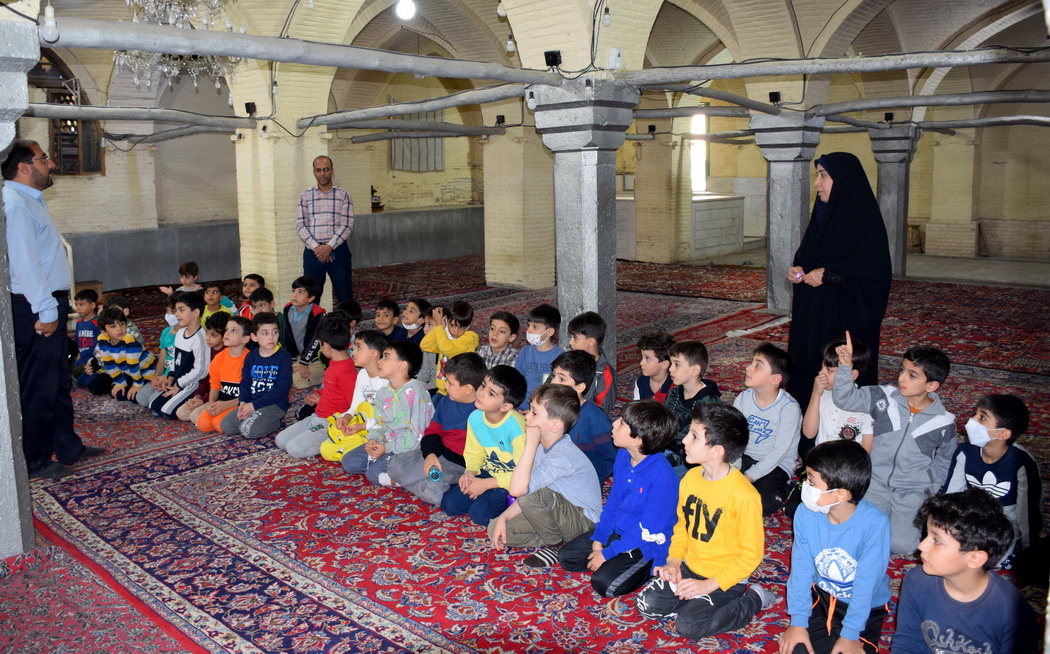 بازدید دانش آموزان پایه اول از مسجد رحیم خان