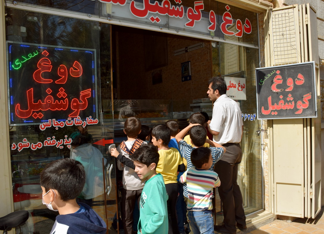 بازدید دانش آموزان پایه چهارم از بازار و مسجد محله